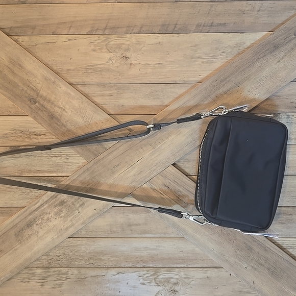 Lululemon Everywhere Crossbody Purse With Metal Hardware NWT - Picture 2 of 11